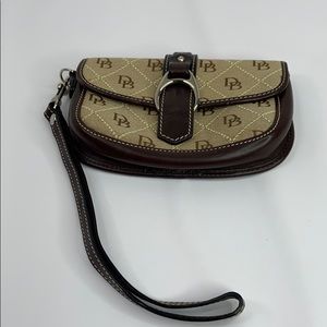 Dooney and Bourke 4 x 6 1/2 x 1 1/2 wristlet EUC